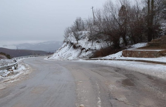 Kjo është gjendja e akseve rrugore pas reshjeve të borës në juglindje të Shqipërisë