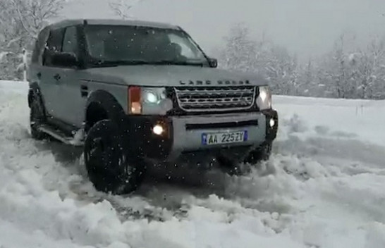 Moti i ligë mbërthen Shqipërinë, reshje dëbore në zonat malore, vështirësi për veturat