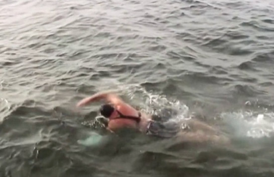 Rusët sfidojnë të ftohtin, zhyten në liqenin Bajkal në -35 gradë [Video]