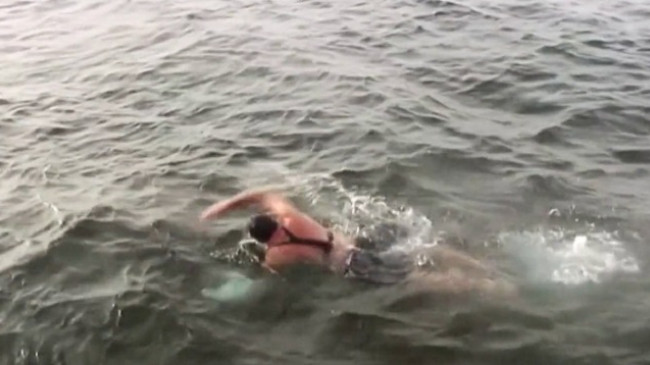 Rusët sfidojnë të ftohtin, zhyten në liqenin Bajkal në -35 gradë [Video]