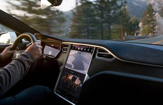 Veturat e Tesla-s së shpejti me opsionin për thirrje urgjente