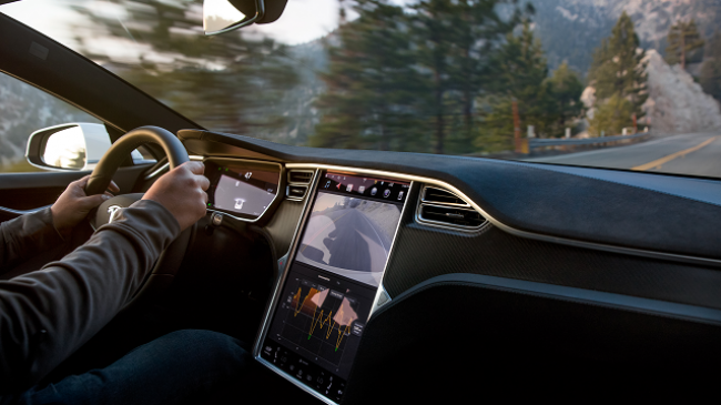 Veturat e Tesla-s së shpejti me opsionin për thirrje urgjente