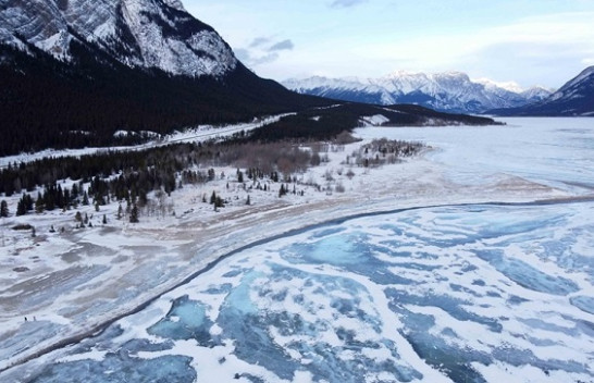 Foto mahnitëse nga liqeni i ngrirë Abraham në Alberta të Kanadasë