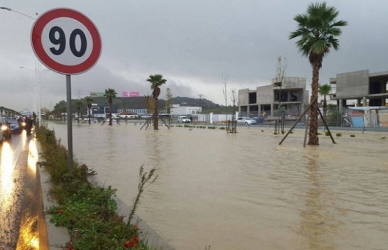 Reshjet e dendura të shiut rrezikojnë përmbytje në Shqipëri
