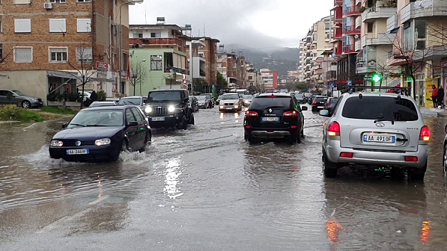 Reshjet e mëdha të shiut mbushin rrugët e Vlorës me ujë, bashkia apel qytetarëve: Bëni kujdes