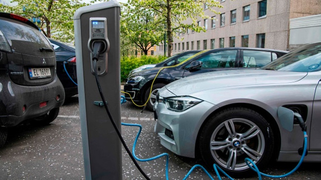 Norvegjia bëhet vendi i parë për përdorimin e veturave elektrike