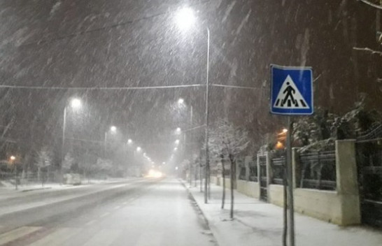 Nisin reshjet e borës në juglindje të Shqipërisë