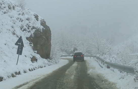 Korça zgjohet e ngrirë dhe e zbardhur nga bora