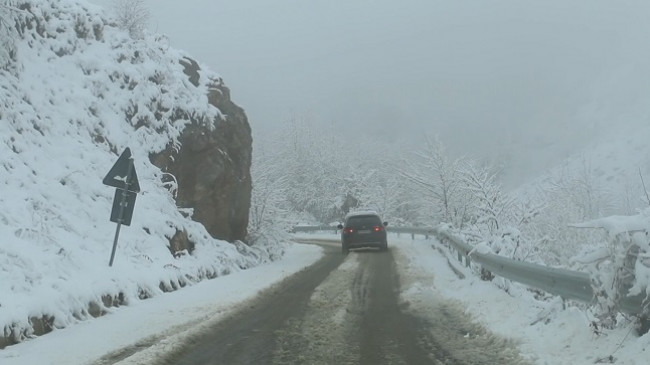 Korça zgjohet e ngrirë dhe e zbardhur nga bora