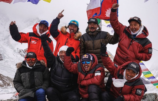 Alpinistët nga Nepali thyejnë rekord, ngjitën në majën e malit të dytë më të lartë në botë gjatë dimrit