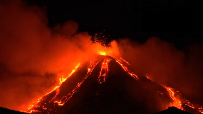 Shpërthen vullkani Etna në Itali, spektakël llavë drejt qiellit