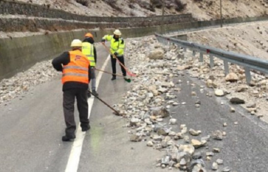Reshjet e shiut shkaktojnë rënie gurësh në rrugën Bajram Curri - Valbonë