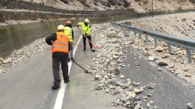 Reshjet e shiut shkaktojnë rënie gurësh në rrugën Bajram Curri - Valbonë