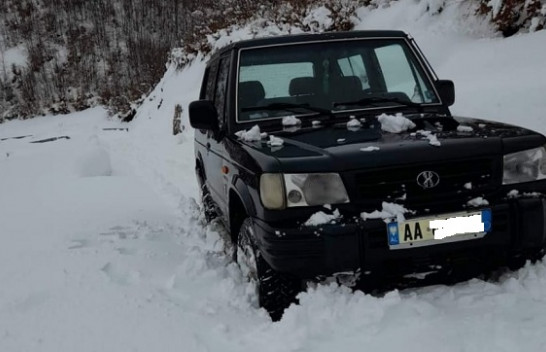 Reshje të dendura bore në Korçë, trashësia arrin deri në 15 centimetra