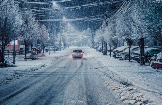 AMRKS bën thirrje për kujdes në trafik për shkak të borës dhe akullit në rrugët e Kosovës