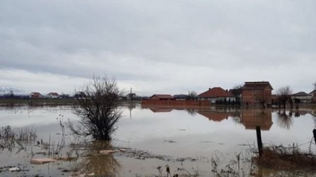 Vërshime në Podujevë, bllokohen disa shtëpi në fshatin Dumosh