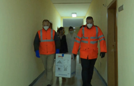 Mbërrijnë 1170 vaksina nga Pfizer, Rama: Nuk mund t’i dërgojmë në Kosovë, 50 bluza të bardha do vaksinohen në Tiranë