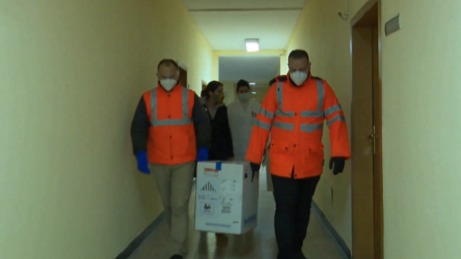 Mbërrijnë 1170 vaksina nga Pfizer, Rama: Nuk mund t’i dërgojmë në Kosovë, 50 bluza të bardha do vaksinohen në Tiranë