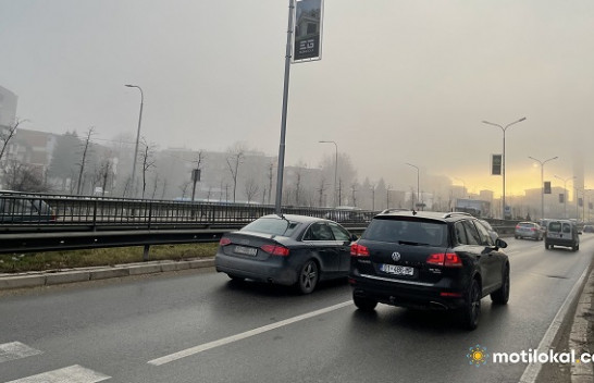 Kujdes gjatë vozitjes në mjegull, rrugët janë të lagura