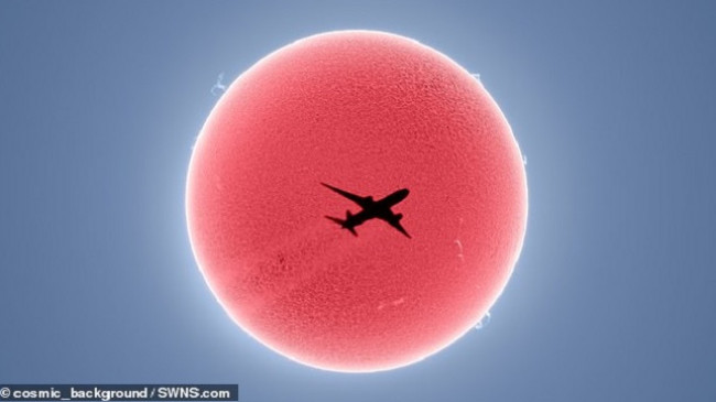 'Një në një milion': Fotografi kap momentin mahnitës, aeroplani duke kaluar para Diellit [Foto]