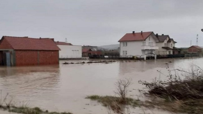 Përmbyten disa shtëpi nga reshjet e shiut në Drenas