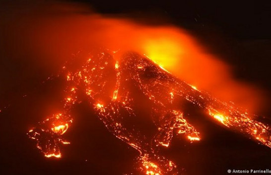 Etna shpërthen sërish, spektakli i vullkanit me hi dhe llavë, mbyllet aeroporti i Katanias