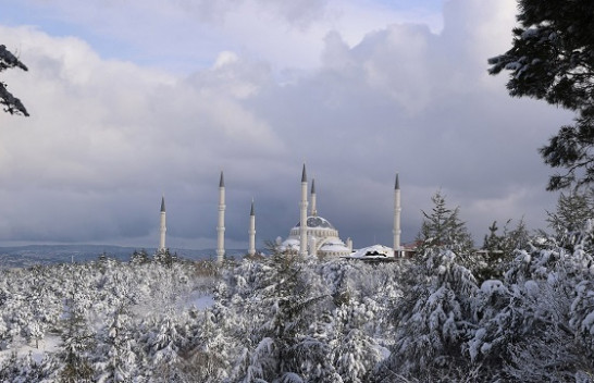 Në foto: Reshjet e mëdha të borës mbërthejnë Stambollin