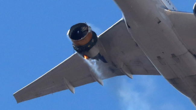 Momente dramatike: Shpërthen motori i aeroplanit, copat bien në një zonë të populluar [Pamje]