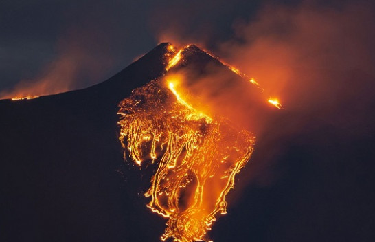 Mali Etna ndriçon qiellin e natës me burimet e llavës deri në 1500 metra të gjatë