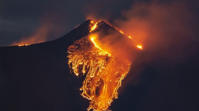 Mali Etna ndriçon qiellin e natës me burimet e llavës deri në 1500 metra të gjatë