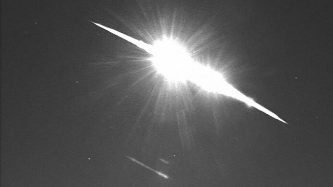 Qielli u zbardh papritur, britanikët shijojnë ‘spektaklin’ e një meteori duke fluturuar