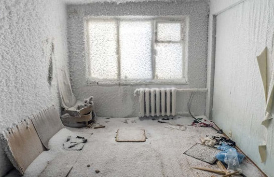 Fotografi të frikshme që tregojnë shtëpi dhe ndërtesa të ngrira në një qytet fantazmë rus [FOTO]