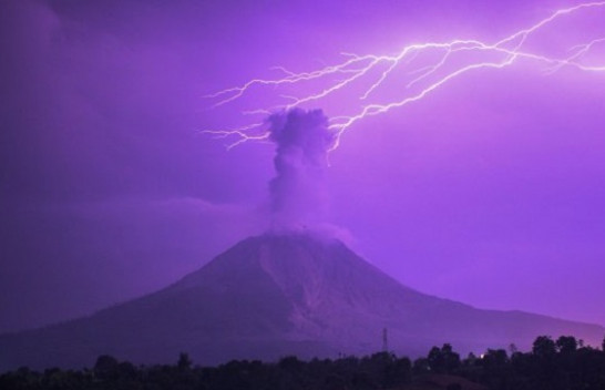 Rrufetë ndriçojnë frikshëm mbi vullkanin Sinabung të Indonezisë
