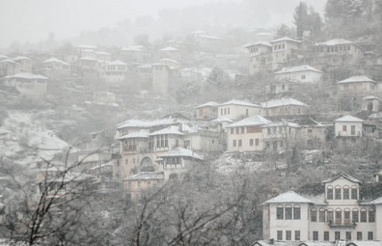 Mos harroni çadrat, sot reshje shiu e bore në Shqipëri