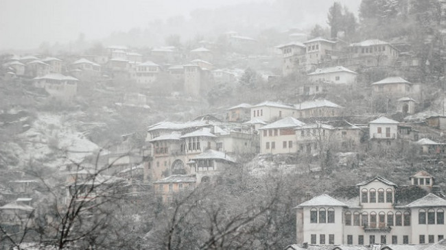 Mos harroni çadrat, sot reshje shiu e bore në Shqipëri