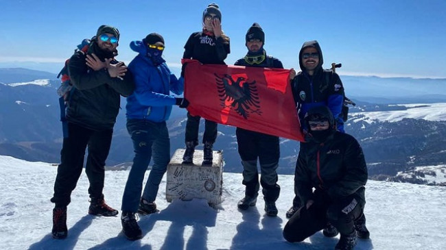 Bjeshkatarët nga Kosova ‘pushtojnë’ majën më të lartë në Serbi, valëvisin flamurin kuq e zi