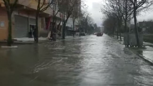 Era të forta dhe rrebeshe shiu, përmbyten disa rrugë në Durrës