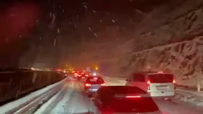 Bora bllokon një pjesë të Shqipërisë, kjo është gjendja e rrugëve në vend