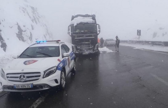 Policia e Shtetit apel vozitësve pas reshjeve të shiut e borës: Keni kujdes, përshtateni shpejtësinë