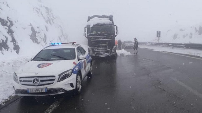 Policia e Shtetit apel vozitësve pas reshjeve të shiut e borës: Keni kujdes, përshtateni shpejtësinë