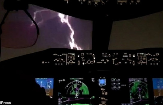 Momente dramatike kur rrufeja godet aeroplanin me pasagjerë në Panama