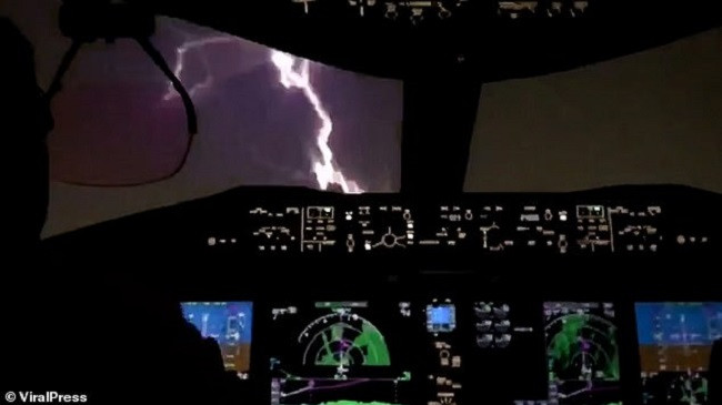 Momente dramatike kur rrufeja godet aeroplanin me pasagjerë në Panama