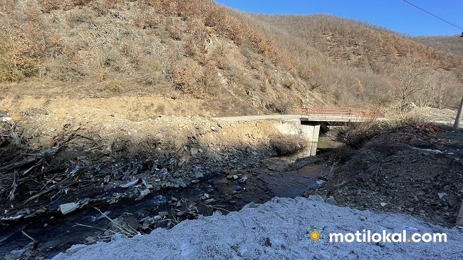 Lumi i fshatit Mramor të Prishtinës i pushtuar nga bërllogu [Foto]