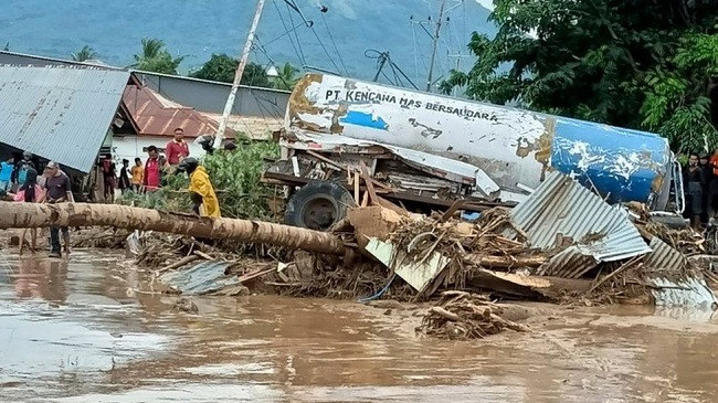 Dhjetëra të vdekur nga përmbytjet dhe rrëshqitjet e dheut në Indonezi dhe Timorin Lindor