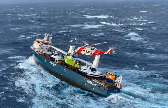 Momente dramatike/ Anija e ‘pushtuar’ nga dallgët, ekuipazhi shpëtohet me helikopter