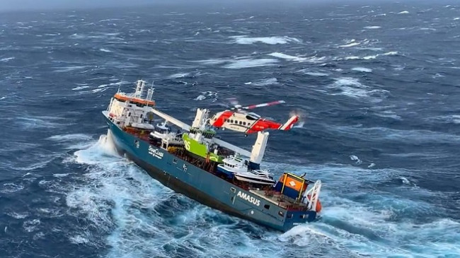 Momente dramatike/ Anija e ‘pushtuar’ nga dallgët, ekuipazhi shpëtohet me helikopter