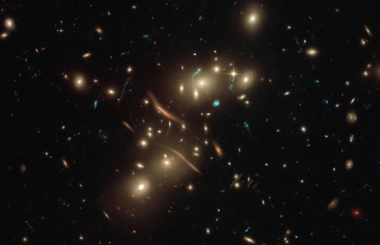 Teleskopi Hapësinor Hubble dallon momentin spektakolar kur drita kozmike përkulet