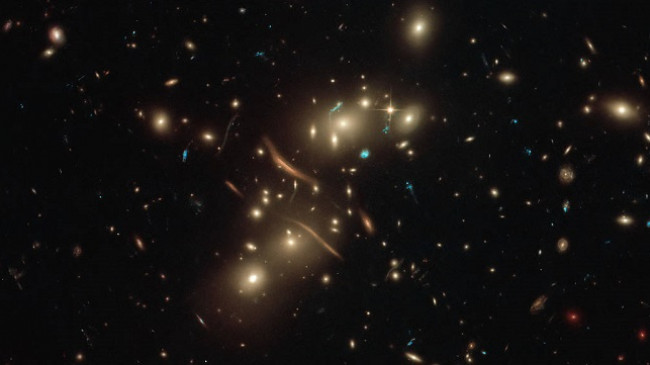 Teleskopi Hapësinor Hubble dallon momentin spektakolar kur drita kozmike përkulet