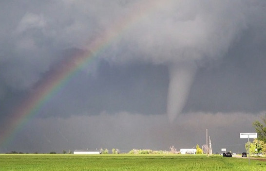 E pazakonshme: Tornado dhe ylberi në të njëjtën kohë - Pamje mahnitëse gjatë një stuhie në Teksas