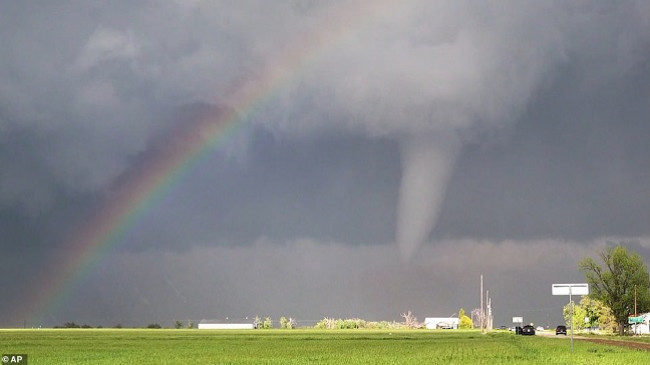 E pazakonshme: Tornado dhe ylberi në të njëjtën kohë - Pamje mahnitëse gjatë një stuhie në Teksas